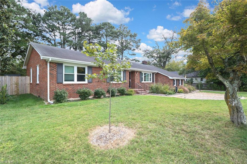Photo 3 of 34 residential for sale in Chesapeake virginia