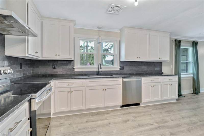 Photo 7 of 34 residential for sale in Chesapeake virginia