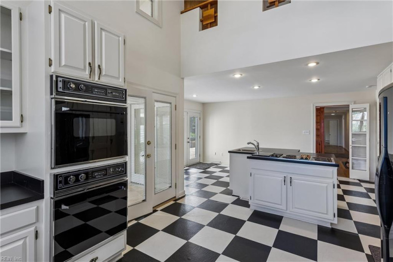 Photo 10 of 38 residential for sale in Hampton virginia