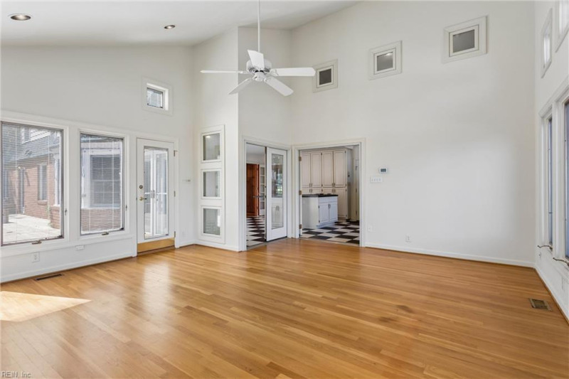 Photo 13 of 38 residential for sale in Hampton virginia