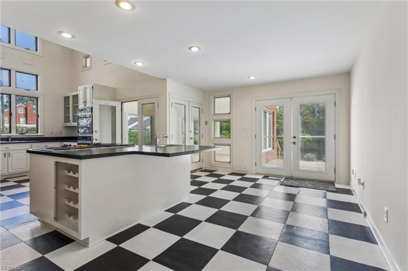 Photo 6 of 38 residential for sale in Hampton virginia
