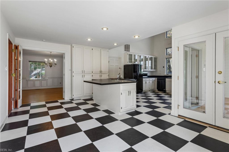Photo 7 of 38 residential for sale in Hampton virginia