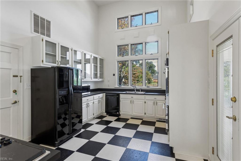 Photo 8 of 38 residential for sale in Hampton virginia