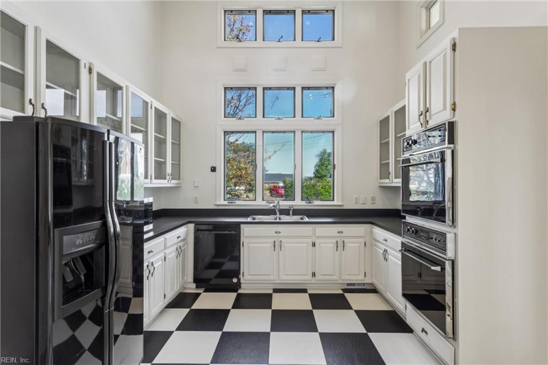 Photo 9 of 38 residential for sale in Hampton virginia