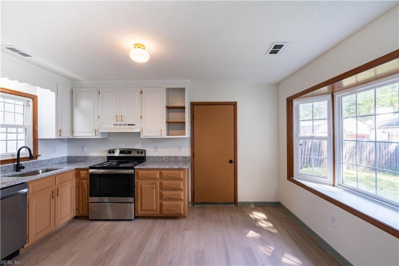 Photo 11 of 26 residential for sale in Hampton virginia