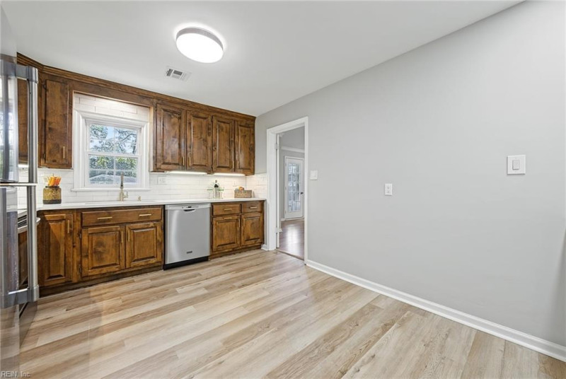 Photo 12 of 43 residential for sale in Chesapeake virginia