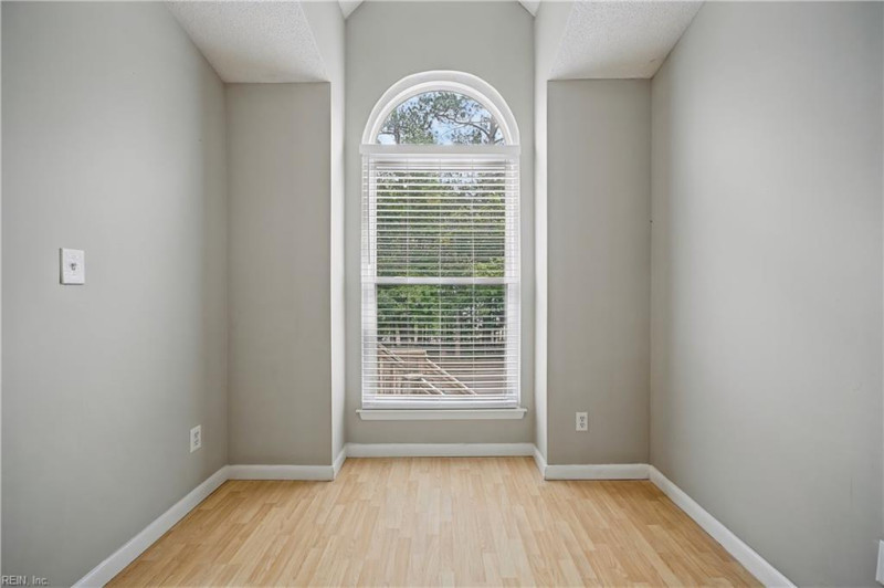Photo 10 of 17 residential for sale in Chesapeake virginia