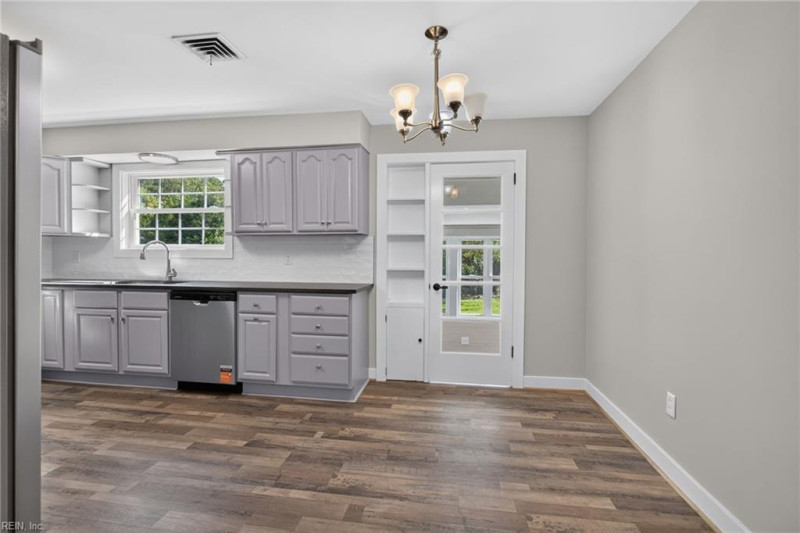 Photo 11 of 33 residential for sale in Hampton virginia