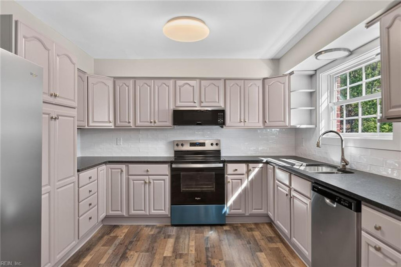 Photo 14 of 33 residential for sale in Hampton virginia