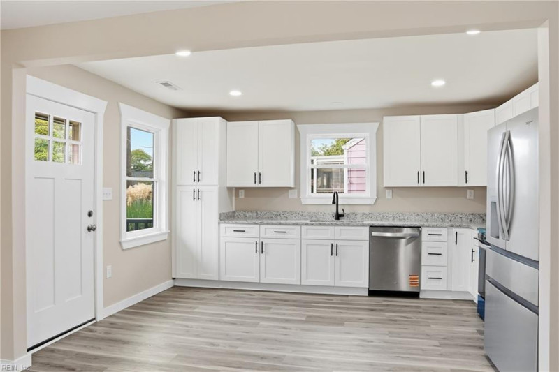 Photo 4 of 31 residential for sale in Hampton virginia