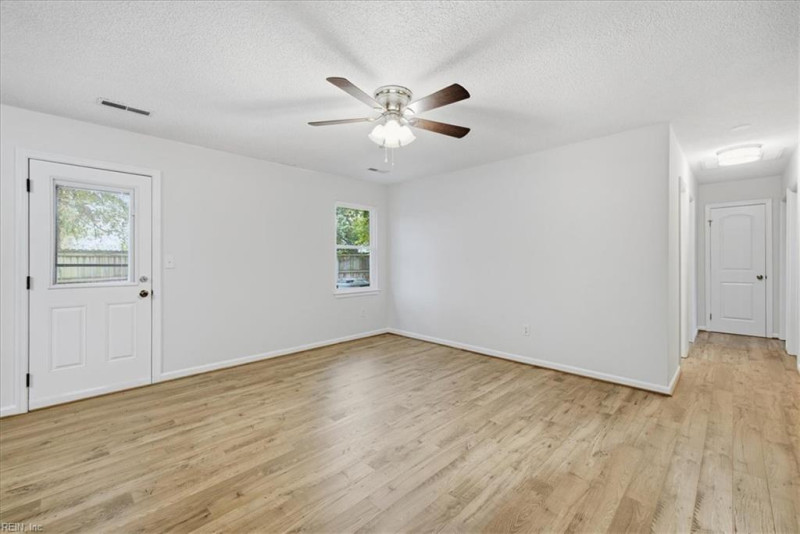 Photo 11 of 33 residential for sale in Virginia Beach virginia