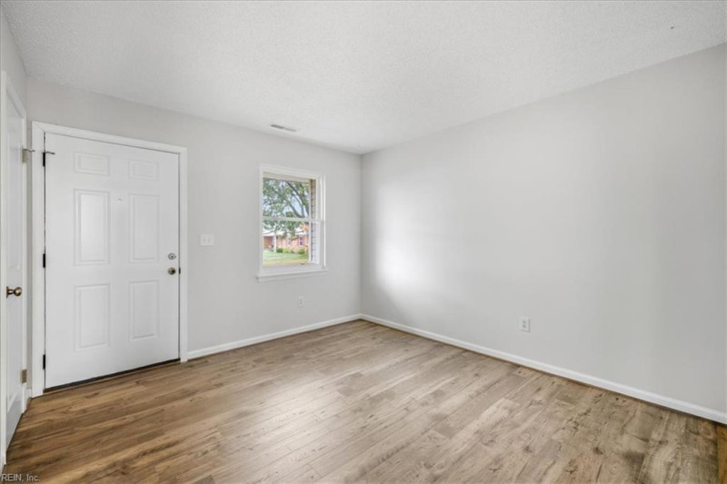 Photo 13 of 33 residential for sale in Virginia Beach virginia
