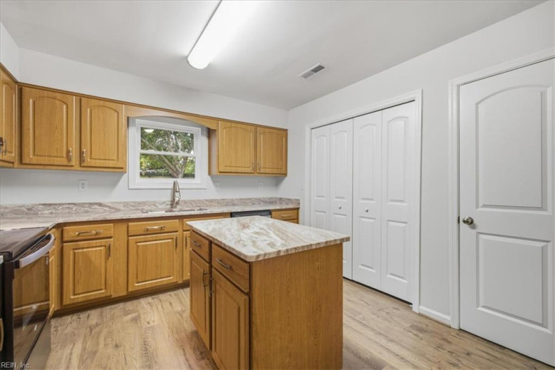 Photo 5 of 33 residential for sale in Virginia Beach virginia