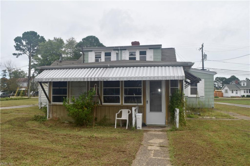Photo 2 of 14 residential for sale in Poquoson virginia