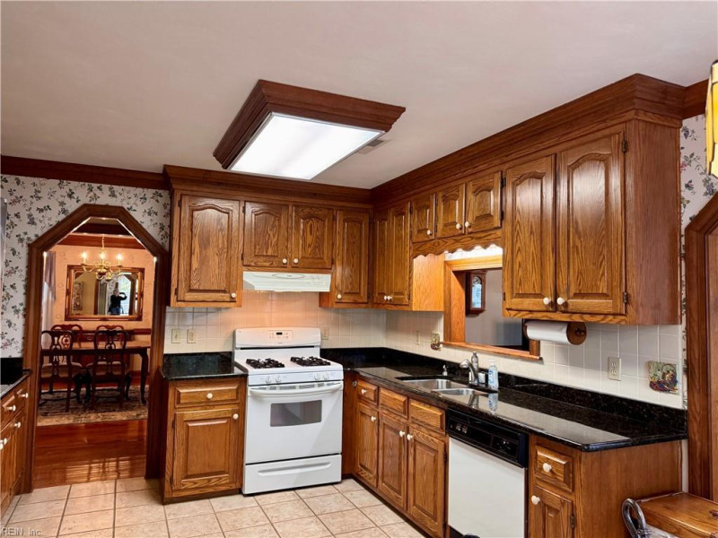 Photo 11 of 15 residential for sale in Chesapeake virginia