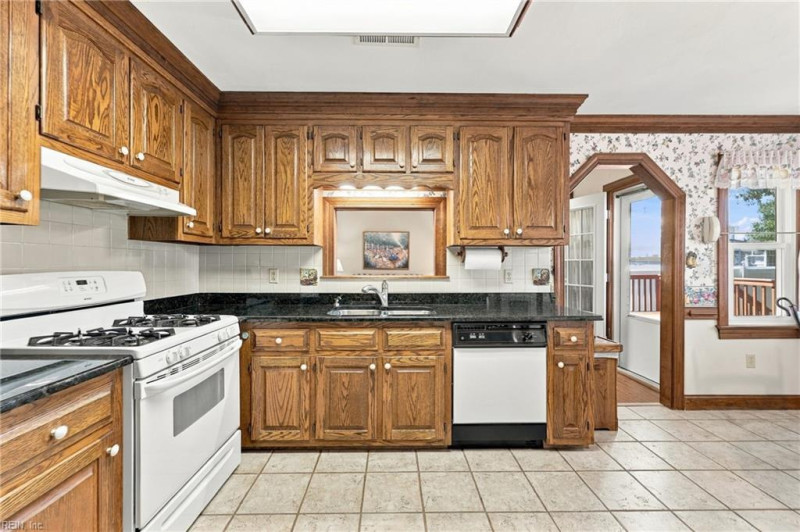 Photo 20 of 49 residential for sale in Chesapeake virginia