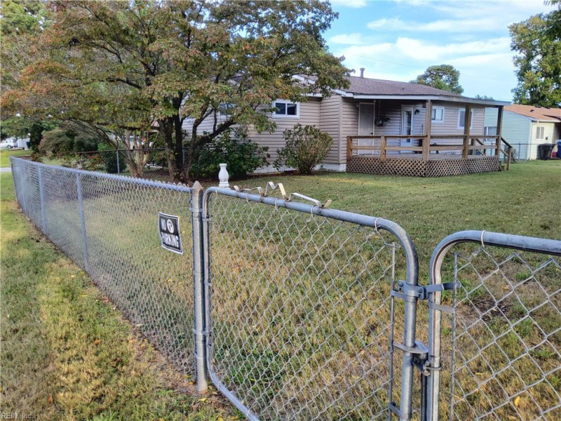 Photo 4 of 31 residential for sale in Virginia Beach virginia