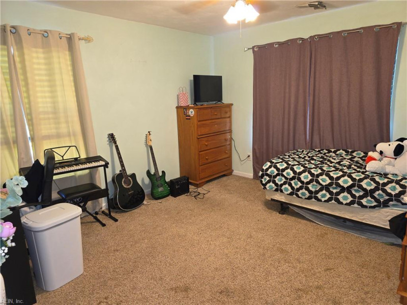 Photo 11 of 17 residential for sale in York County virginia