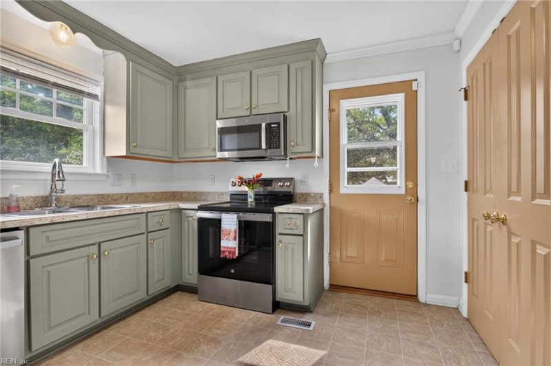 Photo 14 of 32 residential for sale in Hampton virginia