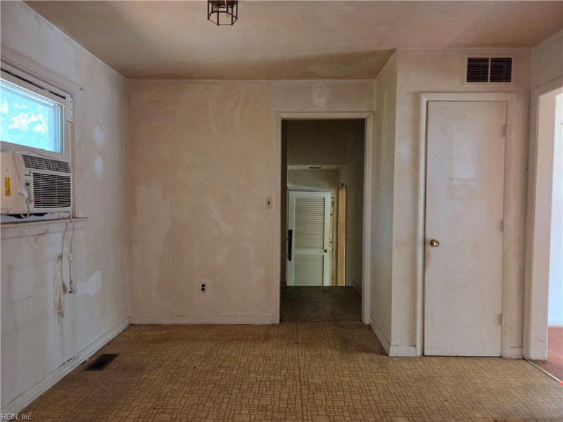 Photo 10 of 31 residential for sale in Hampton virginia