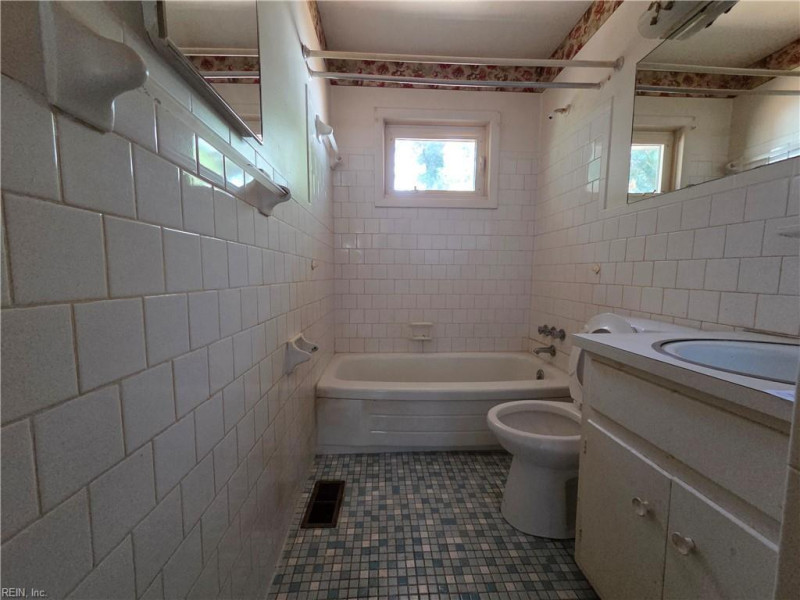 Photo 12 of 31 residential for sale in Hampton virginia