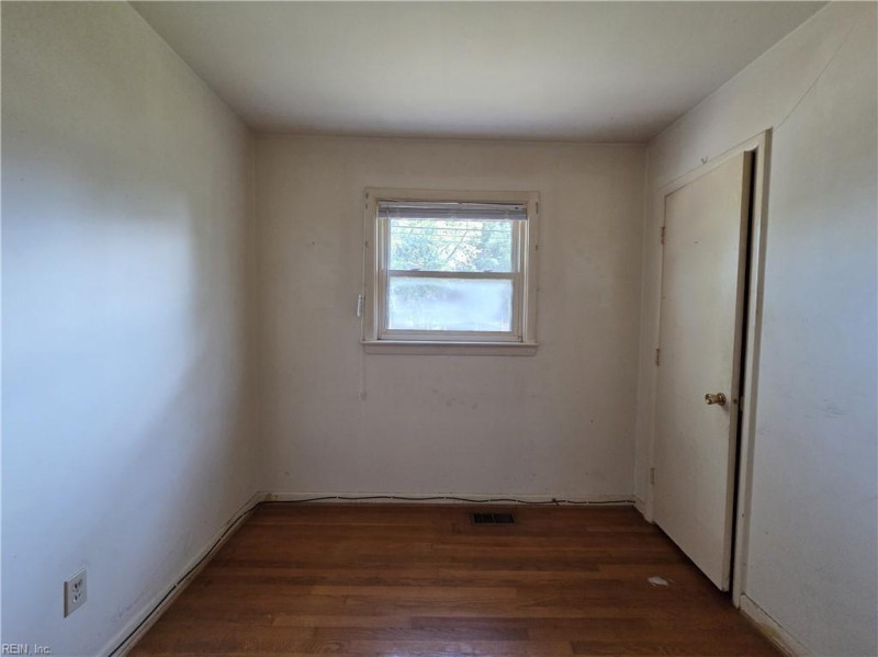 Photo 18 of 31 residential for sale in Hampton virginia