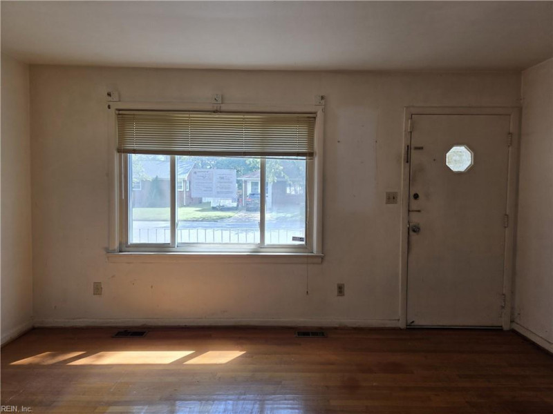 Photo 4 of 31 residential for sale in Hampton virginia