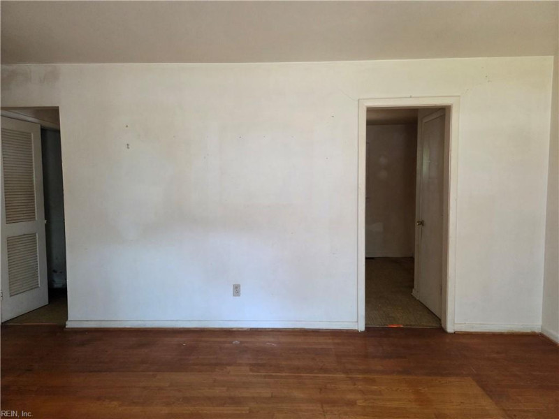 Photo 5 of 31 residential for sale in Hampton virginia