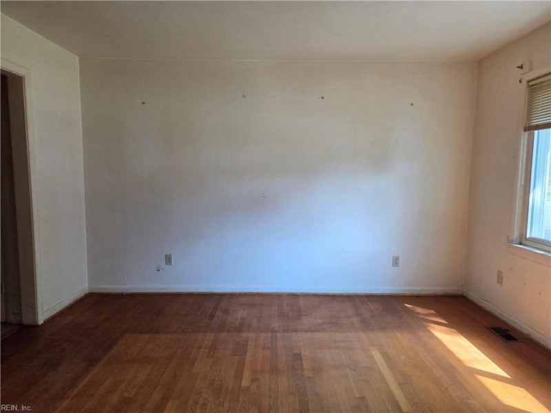 Photo 7 of 31 residential for sale in Hampton virginia