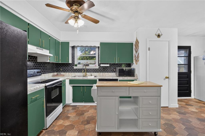Photo 7 of 41 residential for sale in Chesapeake virginia