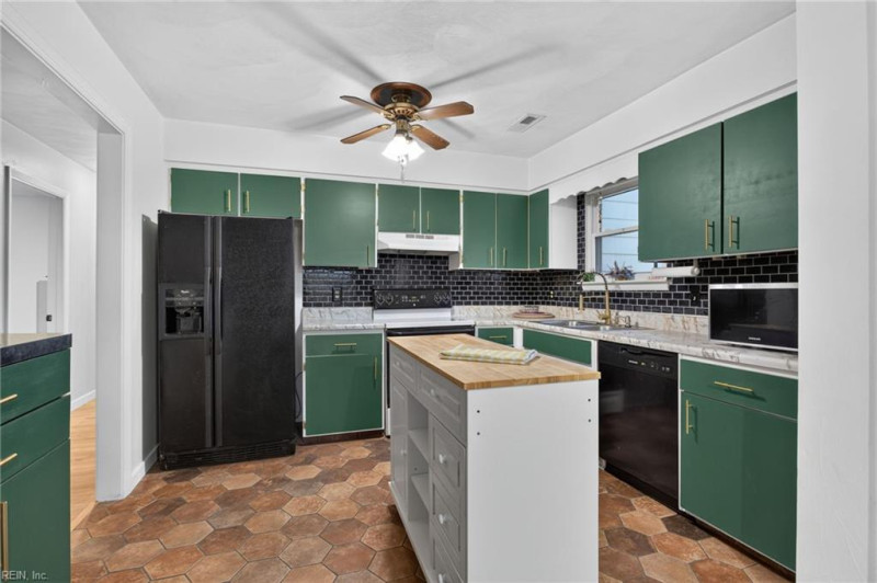 Photo 8 of 41 residential for sale in Chesapeake virginia