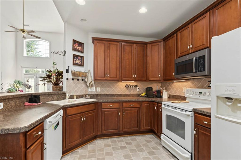 Photo 12 of 35 residential for sale in Chesapeake virginia