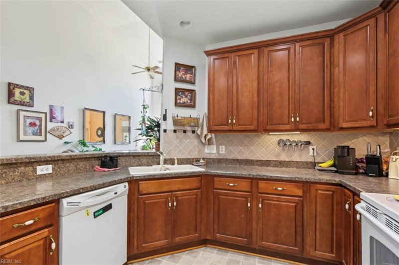 Photo 13 of 35 residential for sale in Chesapeake virginia