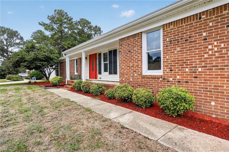 Photo 3 of 40 residential for sale in Chesapeake virginia