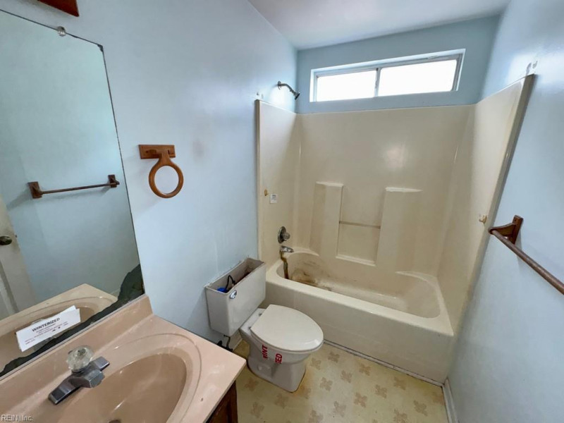 Photo 13 of 16 residential for sale in Portsmouth virginia