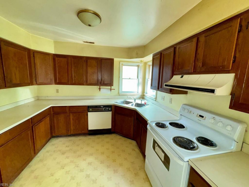Photo 8 of 16 residential for sale in Portsmouth virginia