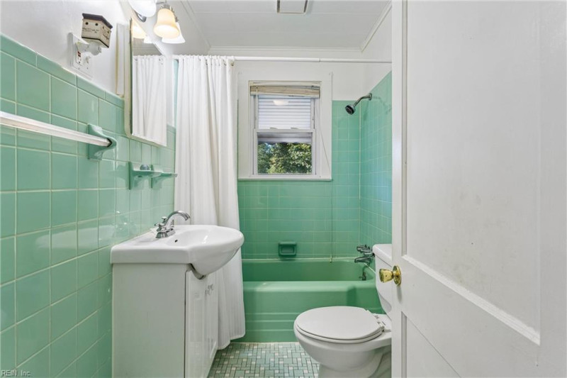 Photo 14 of 21 residential for sale in Gloucester County virginia