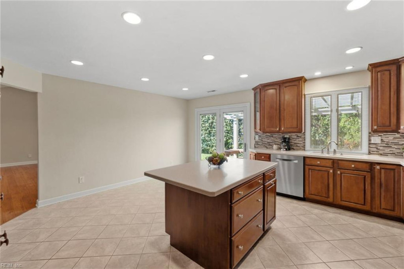 Photo 12 of 38 residential for sale in Virginia Beach virginia
