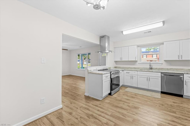 Photo 10 of 31 residential for sale in Chesapeake virginia