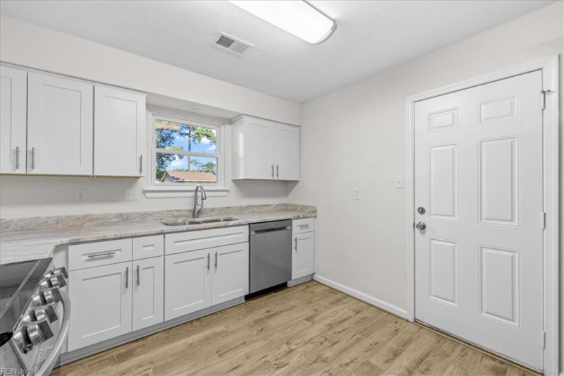 Photo 12 of 31 residential for sale in Chesapeake virginia