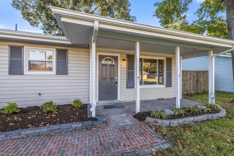 Photo 3 of 31 residential for sale in Chesapeake virginia