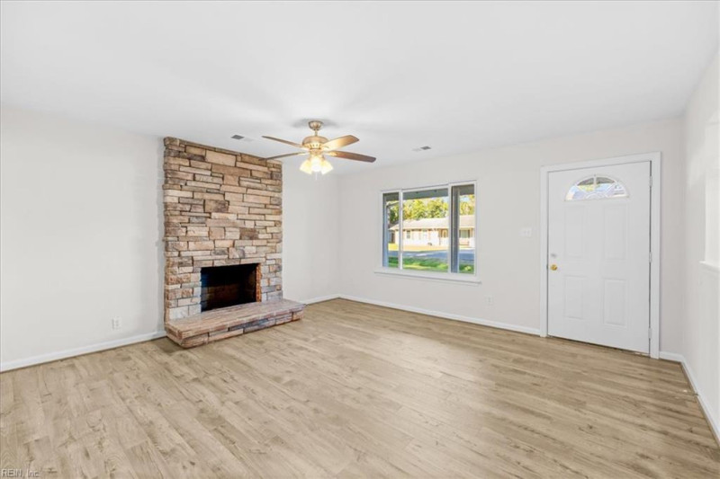Photo 4 of 31 residential for sale in Chesapeake virginia