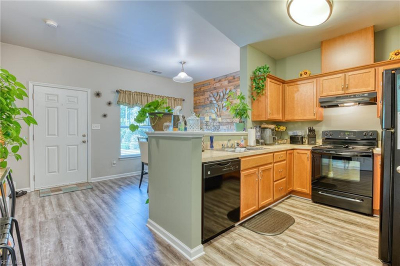 Photo 4 of 17 residential for sale in James City County virginia