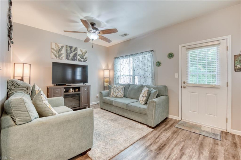 Photo 7 of 17 residential for sale in James City County virginia