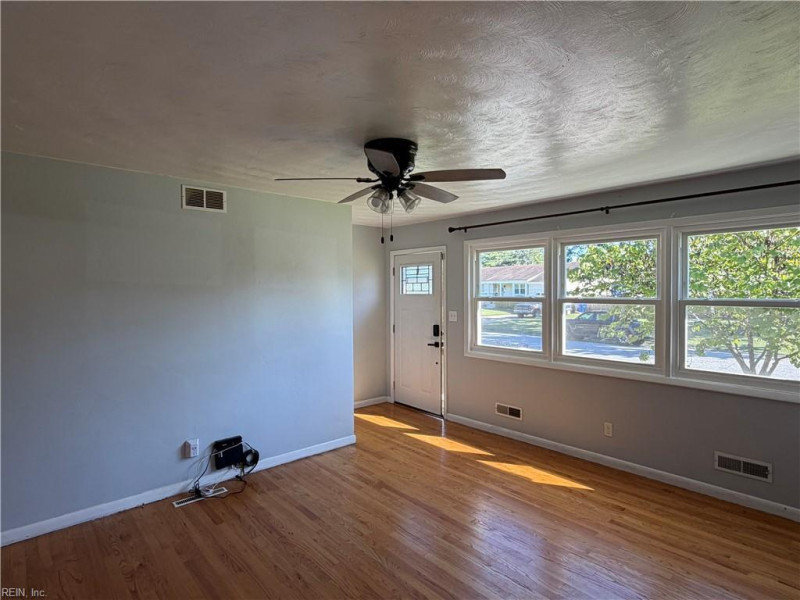 Photo 16 of 36 residential for sale in Portsmouth virginia