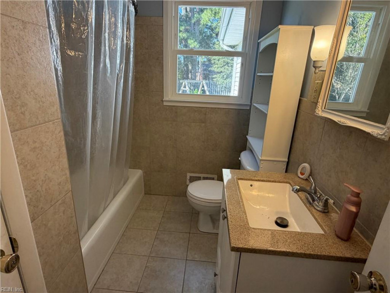 Photo 17 of 36 residential for sale in Portsmouth virginia