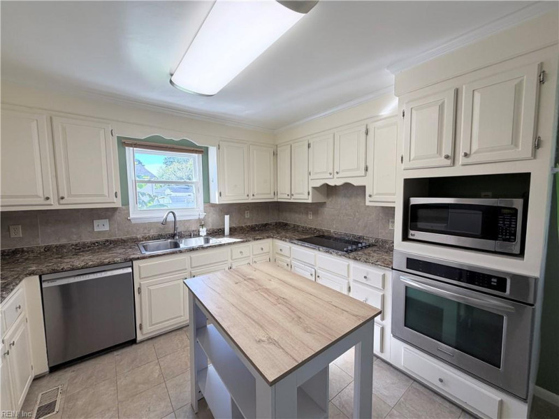 Photo 18 of 36 residential for sale in Portsmouth virginia