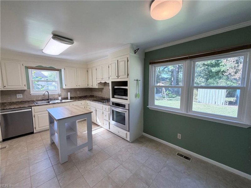 Photo 4 of 36 residential for sale in Portsmouth virginia