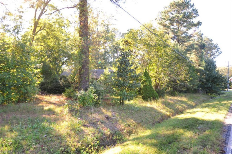 Photo 3 of 33 residential for sale in Chesapeake virginia