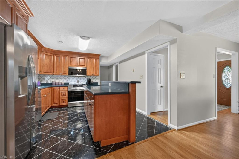Photo 11 of 35 residential for sale in Hampton virginia